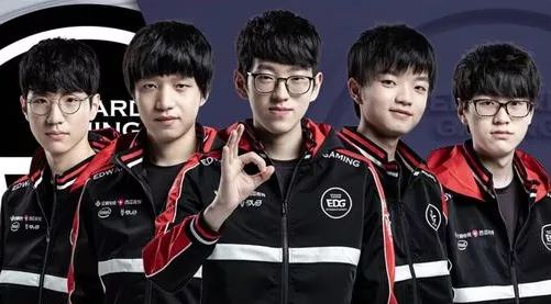 他在场上展 他在场上展