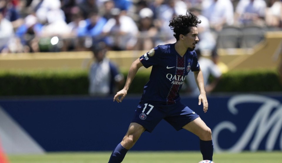 作出严格评 作出严格评